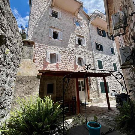Pavle Apartmani Risan Exterior foto